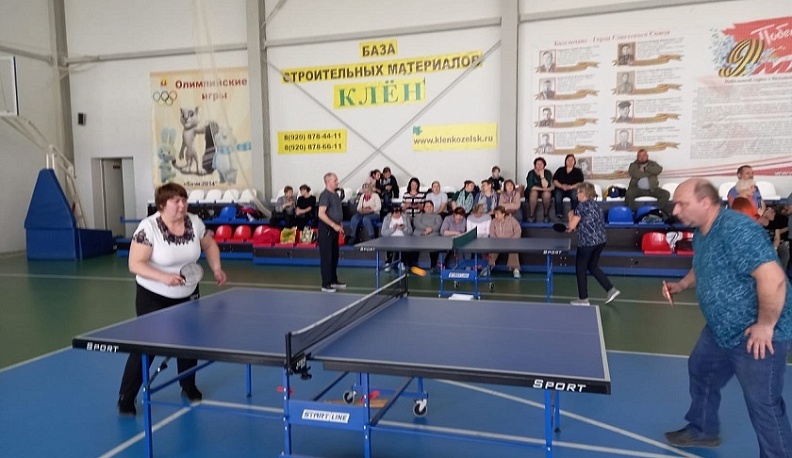 Козельские педагоги провели теннисный турнир