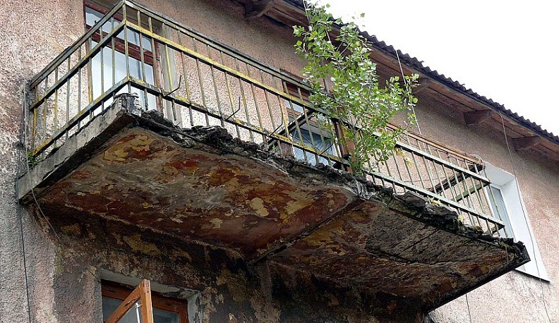 В Калуге прокуратура потребовала от УК демонтировать разрушающиеся балконы