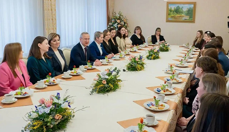 Владислав Шапша встретился с многодетными мамами накануне 8 Марта