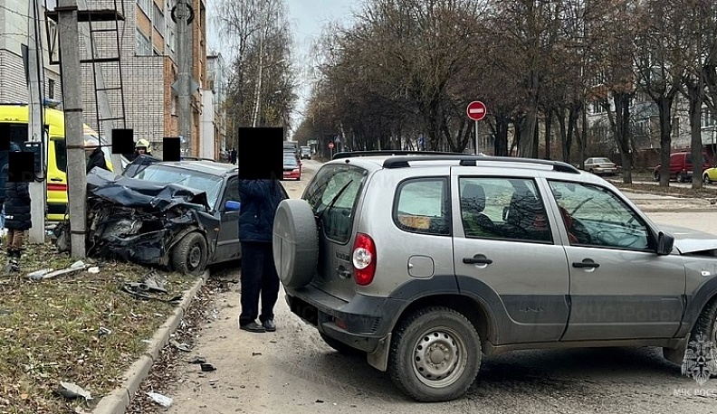 Легковушка столкнулась с кроссовером в Калуге