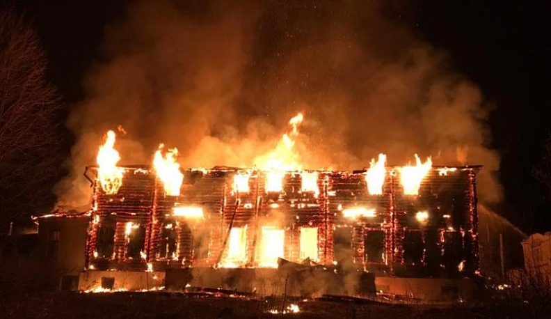 В Малоярославецком районе сгорела усадьба 19 века. Видео 