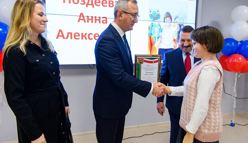 Владислав Шапша вручил школьникам из Калужской области стипендии «Калужского землячества»