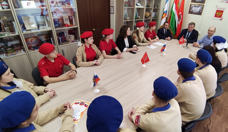 Министр Олег Калугин ответил на вопросы юнармейцев о спецоперации на Украине