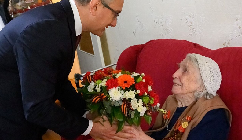 Владислав Шапша поздравил участницу Великой Отечественной войны Валентину Абрамову с Днем Победы