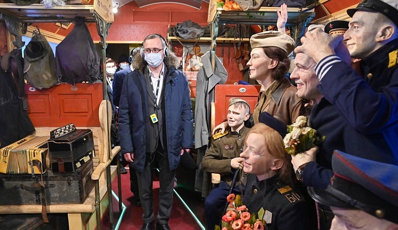 Владислав Шапша посетил передвижной музей «Поезд Победы» в Калуге