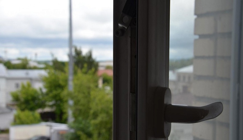 В Калуге мальчик во второй раз выпал из окна многоэтажки