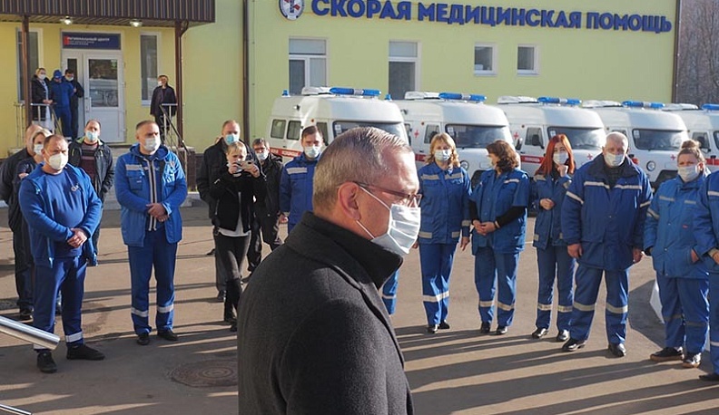 Губернатор вручил медикам ключи от 10 новых карет скорой помощи
