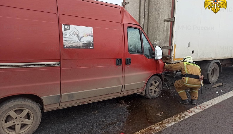 В Калуге на окружной дороге столкнулись фургон и грузовик
