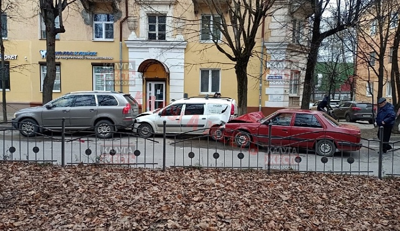 В Калуге в тройном ДТП на улице Чичерина пострадала женщина