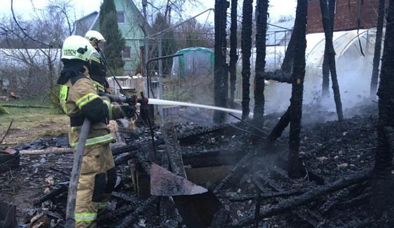 В Боровском районе дотла выгорел деревянный дом