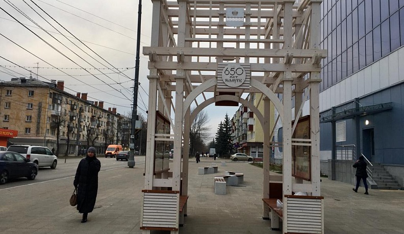 В Калуге смонтировали деревянные Московские ворота на Ленина