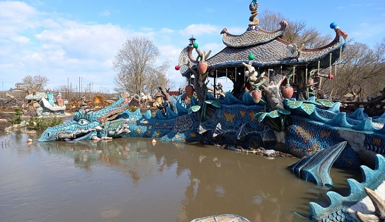 В Калужской области подтопило сказочную усадьбу «Вихляндия».