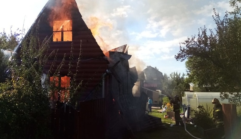 В Жуковском районе сгорел жилой дом