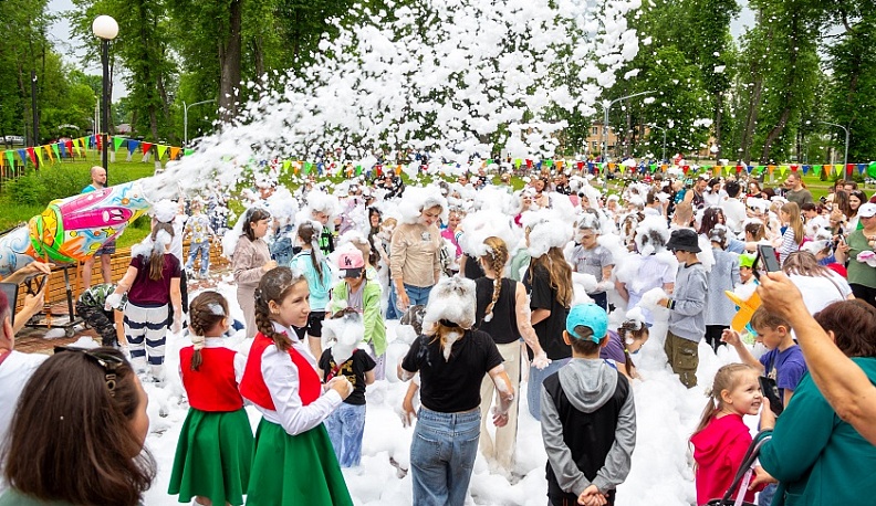 День защиты детей в Жиздре отметили пенной дискотекой