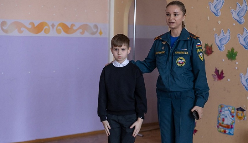 Сотрудники МЧС поблагодарили 11-летнего школьника из Калуги за спасение бабушки на пожаре