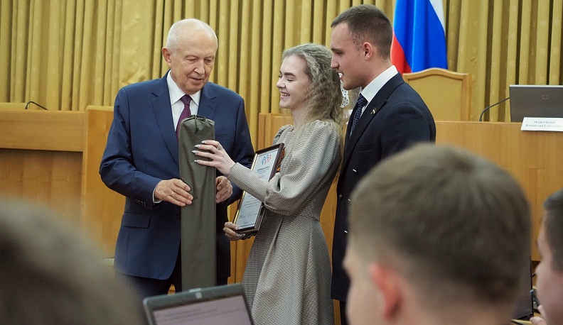 В Законодательном Собрании области наградили победителей конкурса рисунков «Наша Победа!»