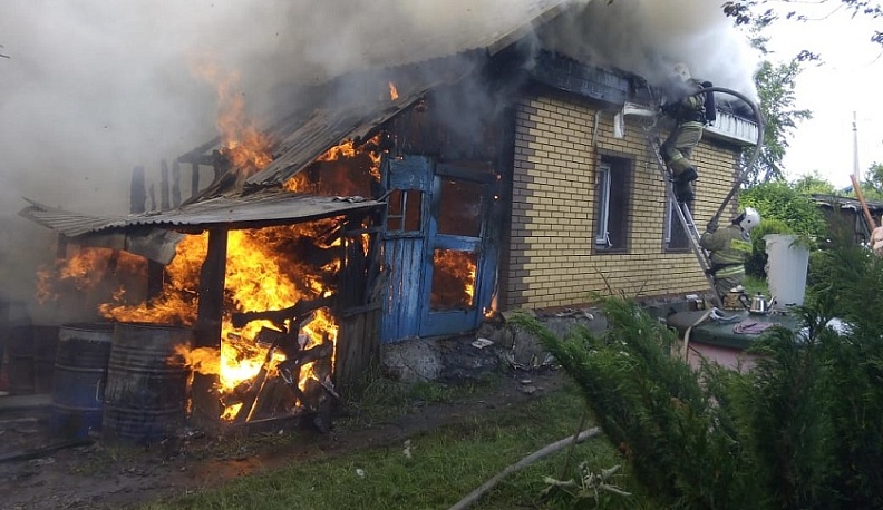 В Дзержинском районе Калужской области сгорела пристройка к дому