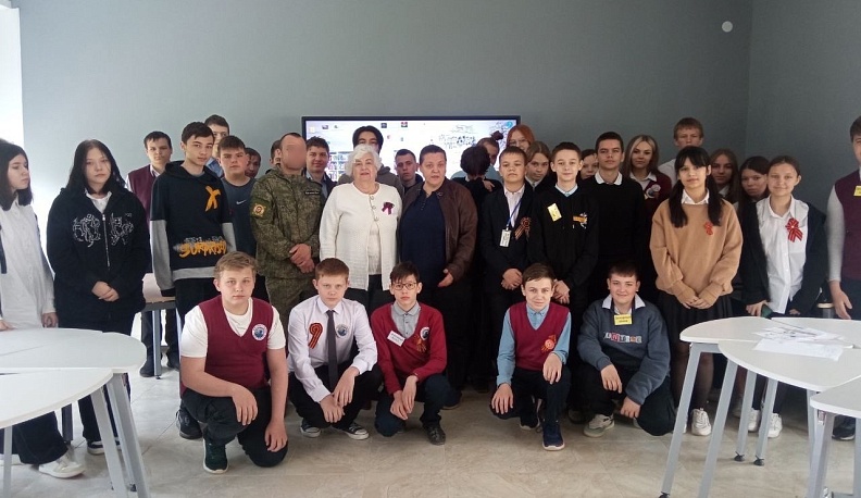 В Жуковском районе школьники пообщались с участником СВО