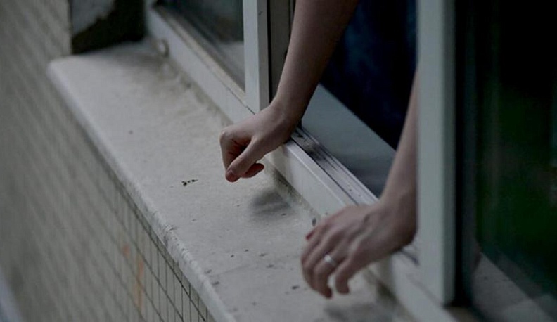 В Обнинске из окна многоквартирного дома выпала женщина