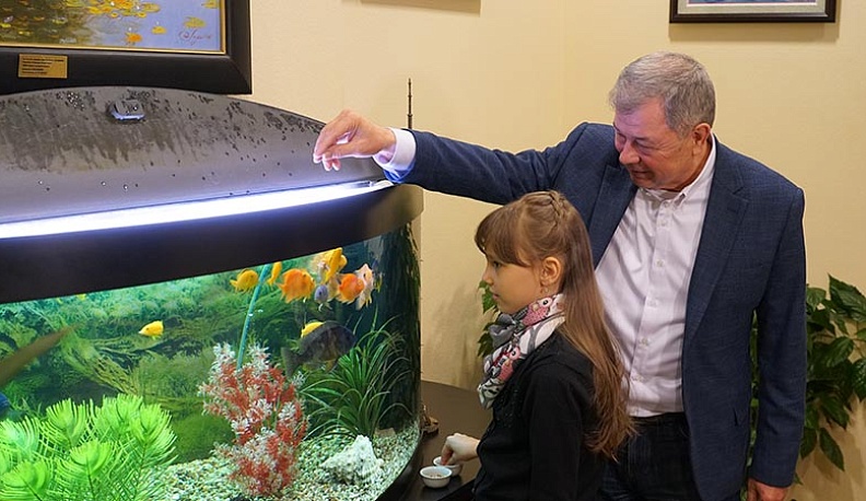 Анатолий Артамонов поздравил Киру Симонову с наступающим Новым годом