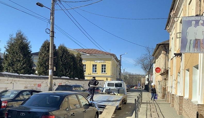 В Калуге эвакуируют четыре брошенных автомобиля
