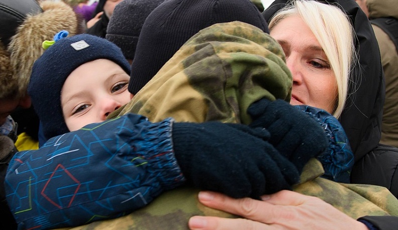 Хлебом и солью в Калуге встретили росгвардейцев, вернувшихся из служебной командировки на Украину