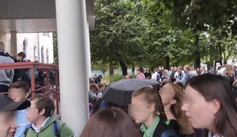 Минобр объяснил причину утренней очереди у школы в Калуге