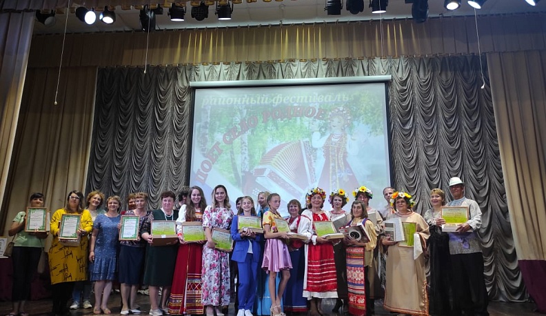 В Износках в День России прошел фестиваль «Поет село родное»