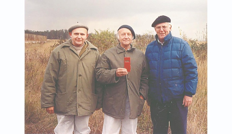  С дозиметром на территории бывшего «рыжего леса» в зоне отчуждения ЧАЭС. И.И. Крышев, академик Г.Г. Поликарпов, американский радиоэколог У.Л. Темплтон. 1990 г.