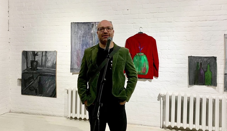 Розовые тумбочки и зелёные пиджаки