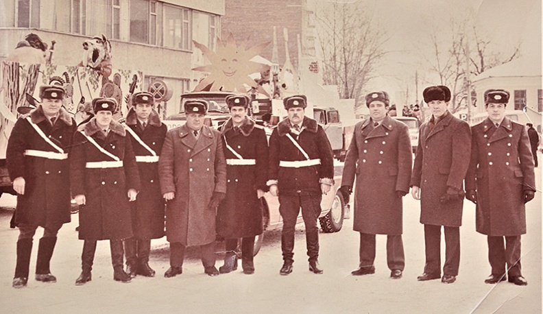 Сотрудники ГАИ обеспечивают порядок на Масленице в Калуге. Начало 90-х.