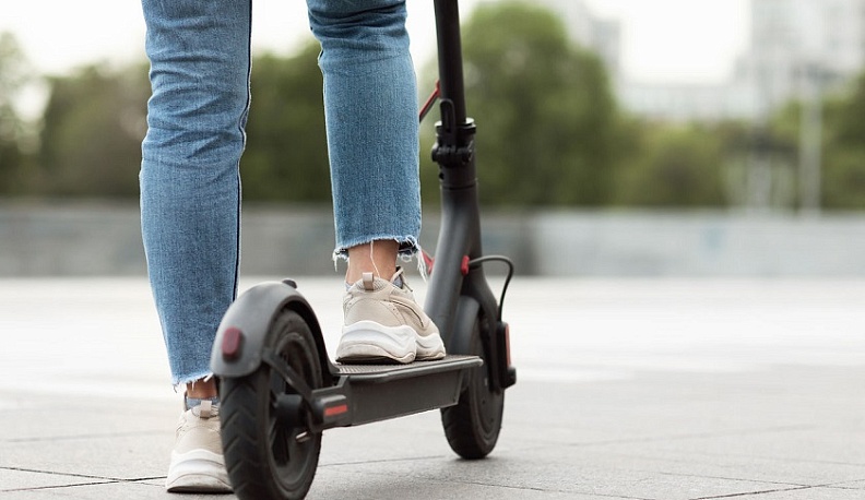 В Калуге водитель «БМВ» сбил девочку на электросамокате