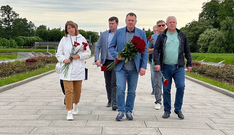 Калужская делегация возложила цветы к монументу «Мать-Родина»