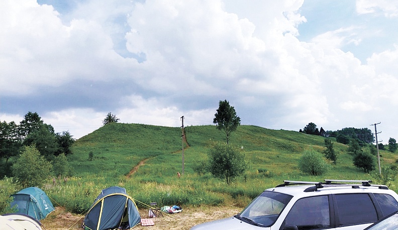 Высота Любутского городища над уровнем Оки достигает  60 м. С напольной стороны сохранился шестиметровый земляной вал со рвом пятиметровой глубины.