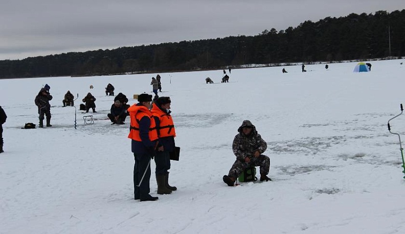 Сотрудники МЧС напомнили о безопасности во время подледной рыбалки
