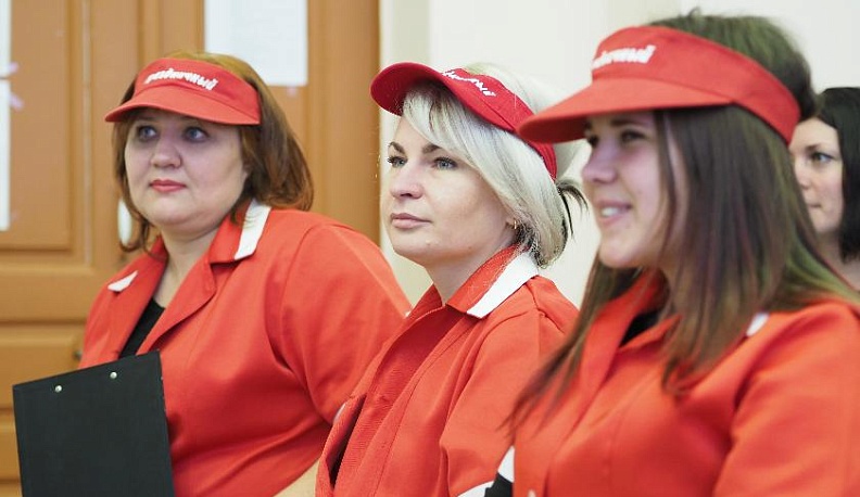 Человек красит место