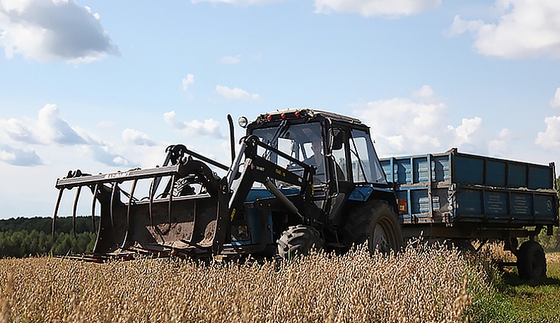 В Людиновском районе продолжается заготовка кормов