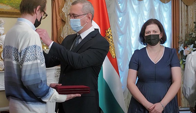 Владислав Шапша вручил многодетным семьям ордена «Родительская слава»