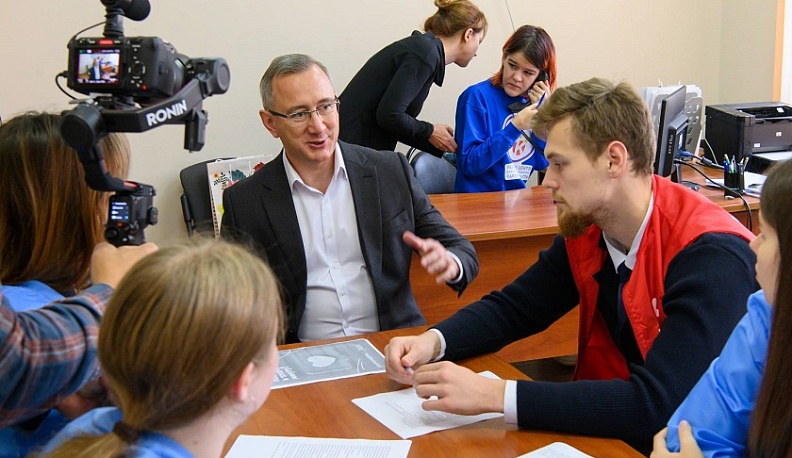 Владислав Шапша встретился с волонтёрами центра поддержки участников СВО