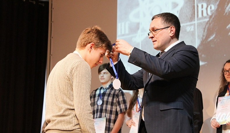 Дмитрий Денисов наградил победителей научно-исследовательского конкурса имени Менделеева