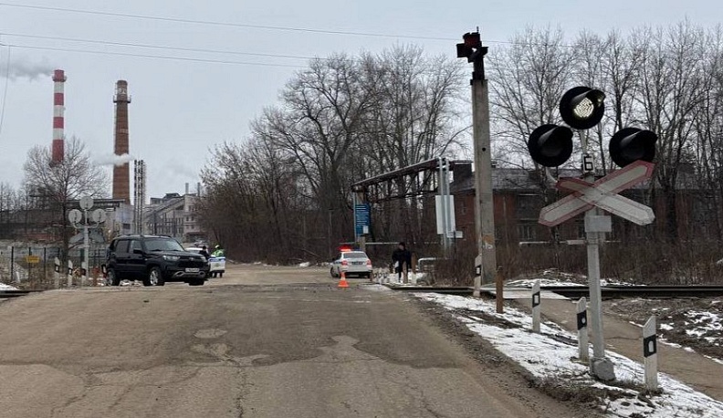 В Калуге Нива столкнулась с поездом