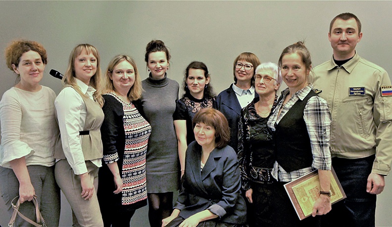 Лучшие выпускники академии вместе с преподавателями.