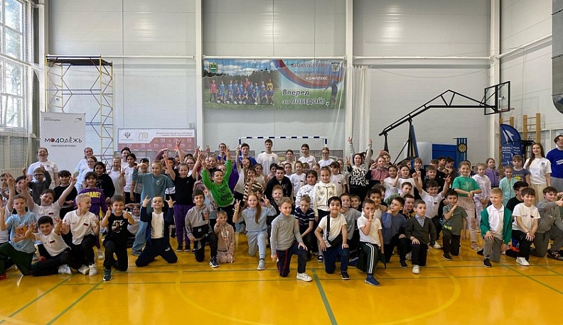 Члены Молодёжного совета в Мосальске провели спортивную игру с младшими школьниками