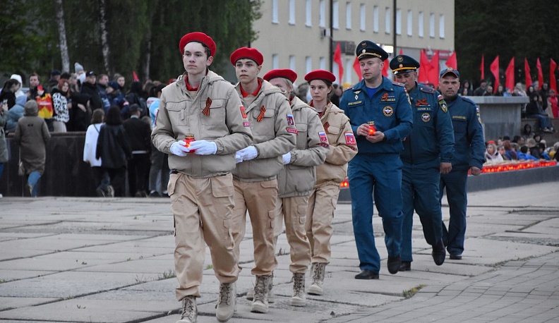 На Площади Победы людиновцы зажгли Свечи памяти