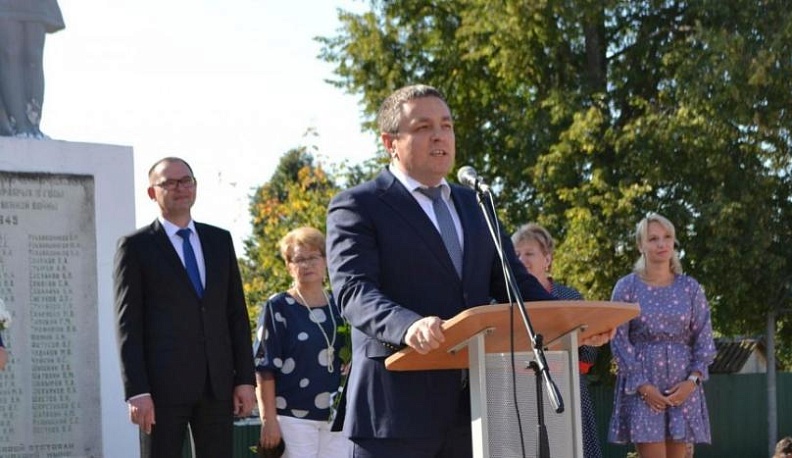 Дмитрий Денисов поздравил школьников города Кондрово с началом учебного года