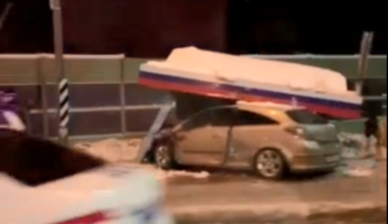 В калужских Анненках иномарка снесла остановочный павильон