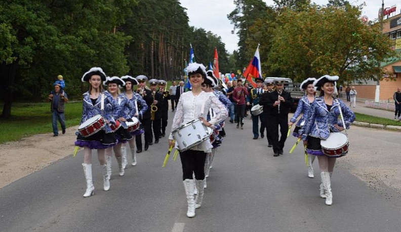 С весельем и размахом!