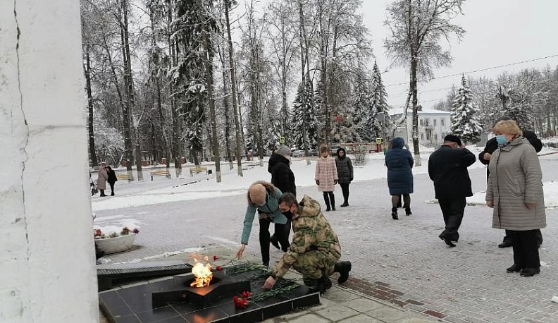 В Думиничах возложили цветы к Братской могиле