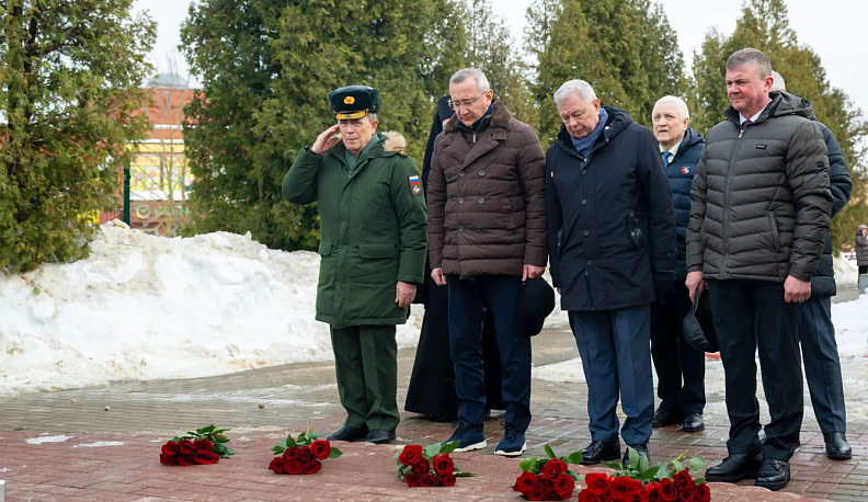 Владислав Шапша возложил цветы к мемориалу в Кировском округе 