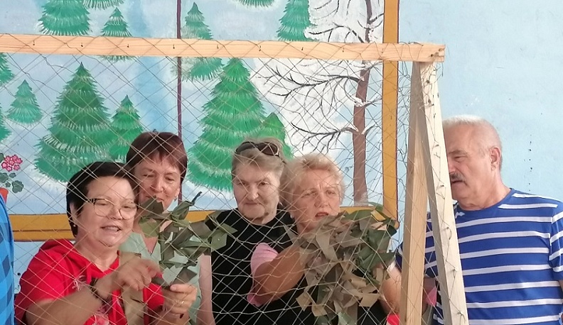 В селе Чернышено Думиничского района начали плести маскировочные сети